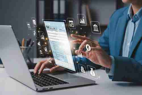 Person arbeitet auf Laptop