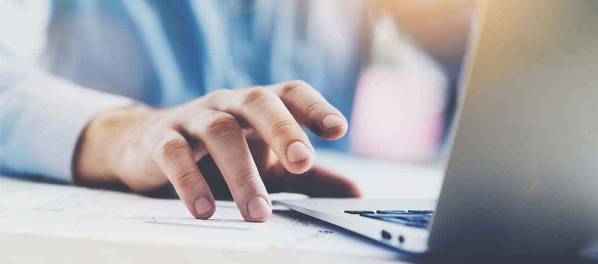 Männerhand auf Computer