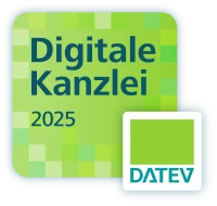 Logo der digitalen Kanzlei 2025 von DATEV, bestehend aus einem grünen, pixeligen Hintergrund mit dem Schriftzug „Digitale Kanzlei 2025“ und dem DATEV-Logo in einer weißen Box.